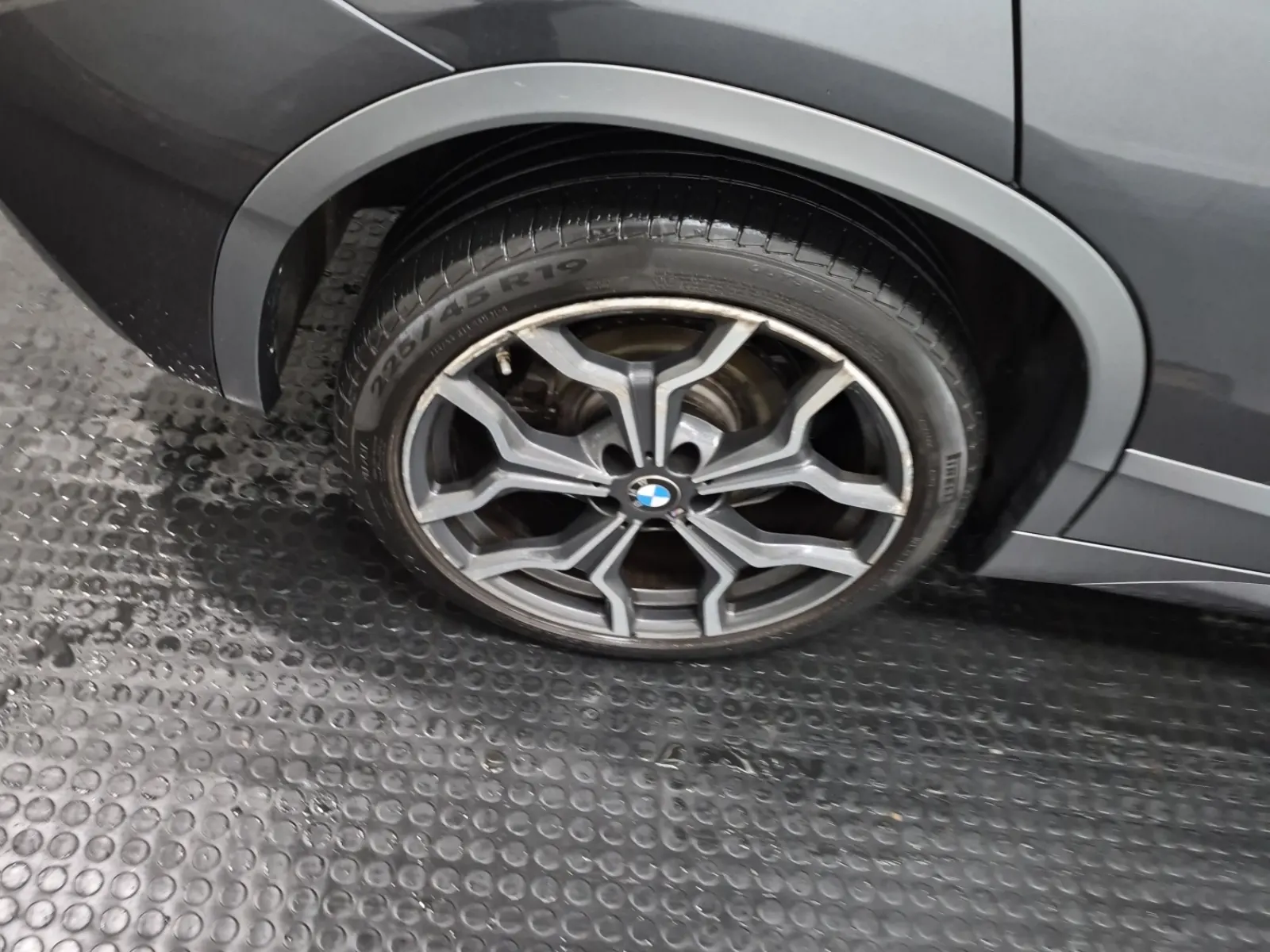 Right Rear Wheel/Tire Photo