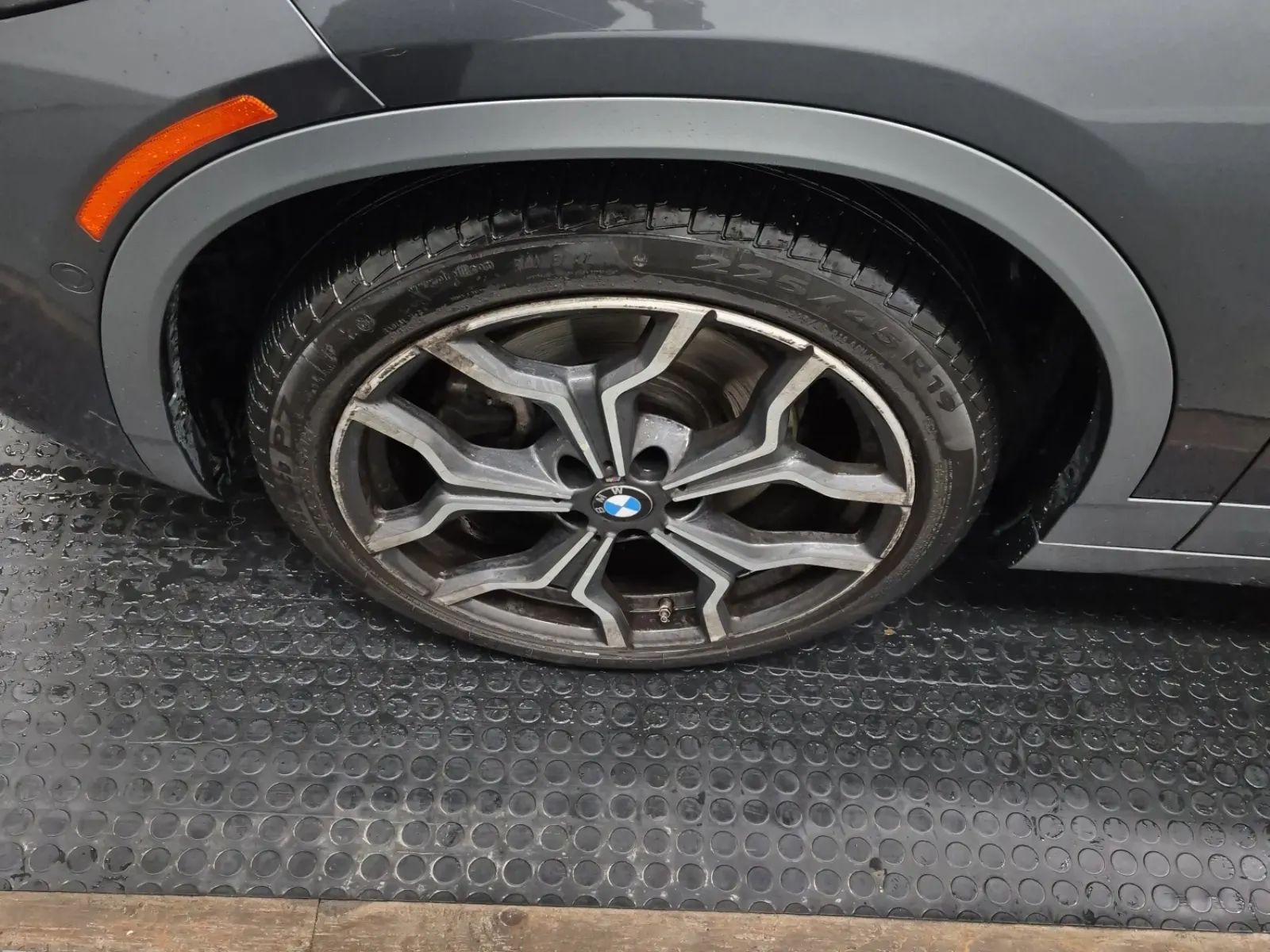 Front driver wheel/tire photo