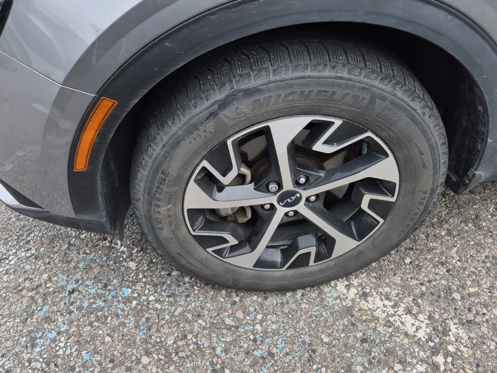Front driver wheel/tire photo