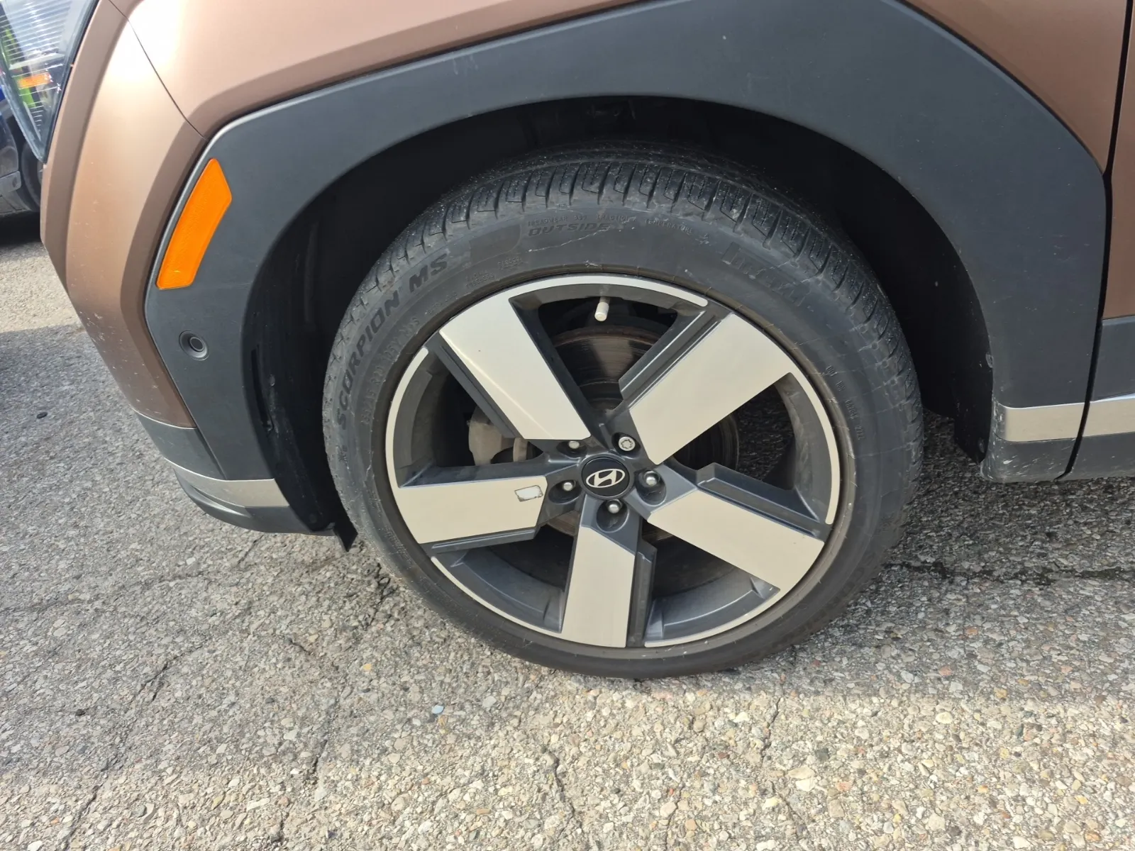 Front driver wheel/tire photo