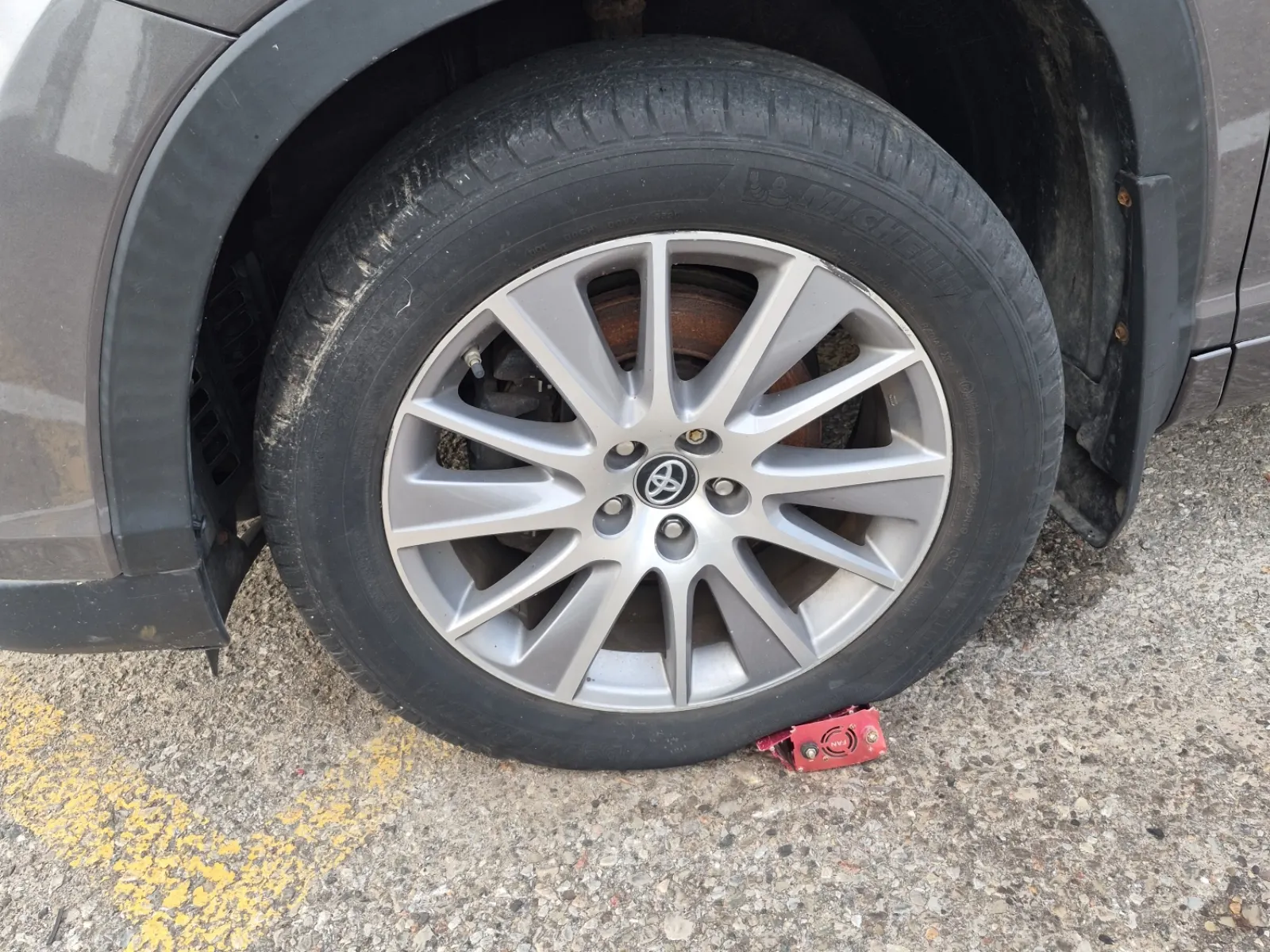 Front driver wheel/tire photo