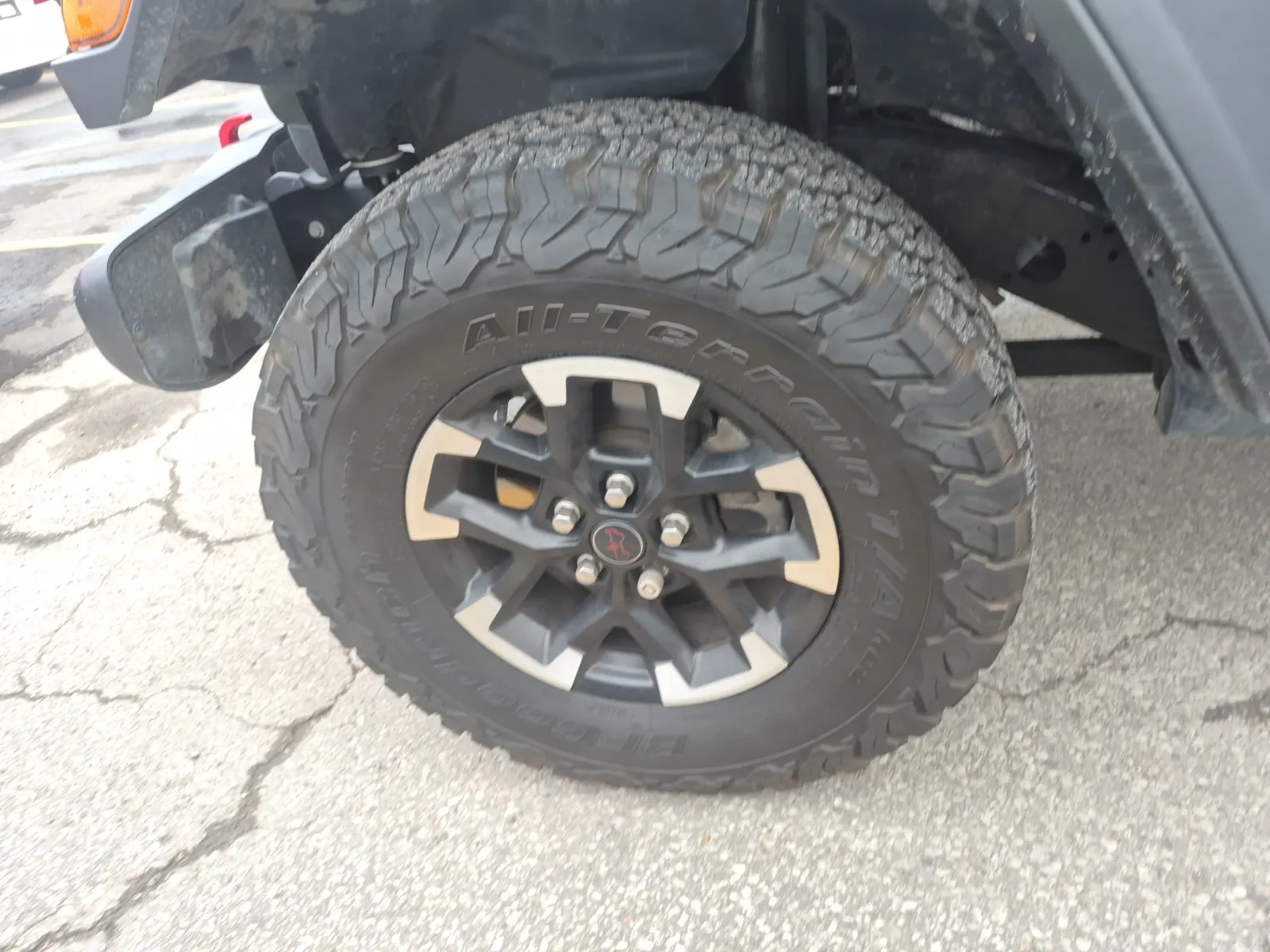 Front driver wheel/tire photo