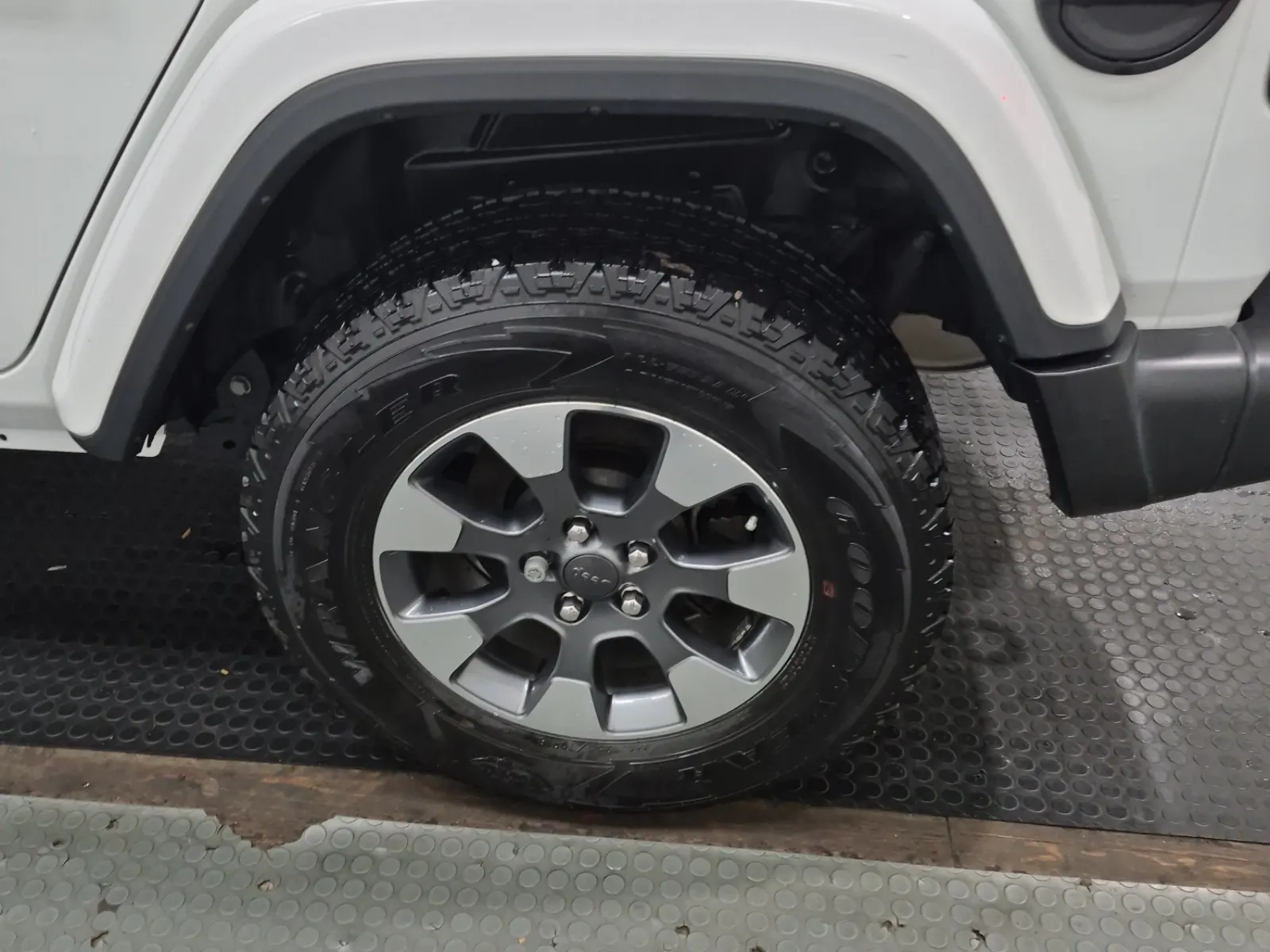Left Rear Wheel/Tire Photo