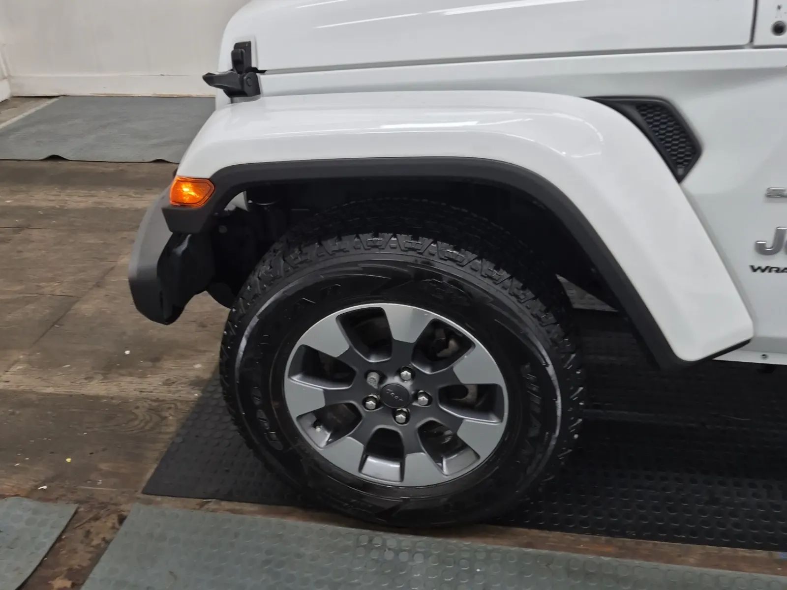 Front driver wheel/tire photo