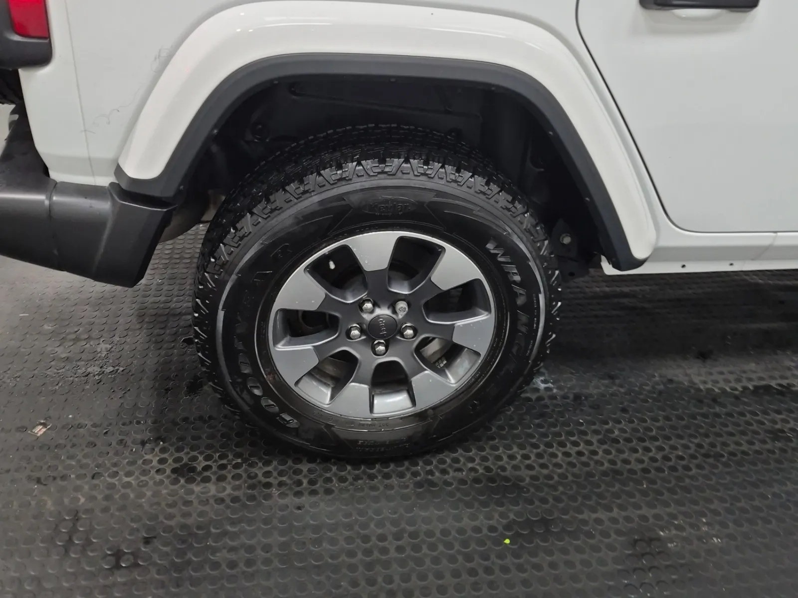 Right Rear Wheel/Tire Photo
