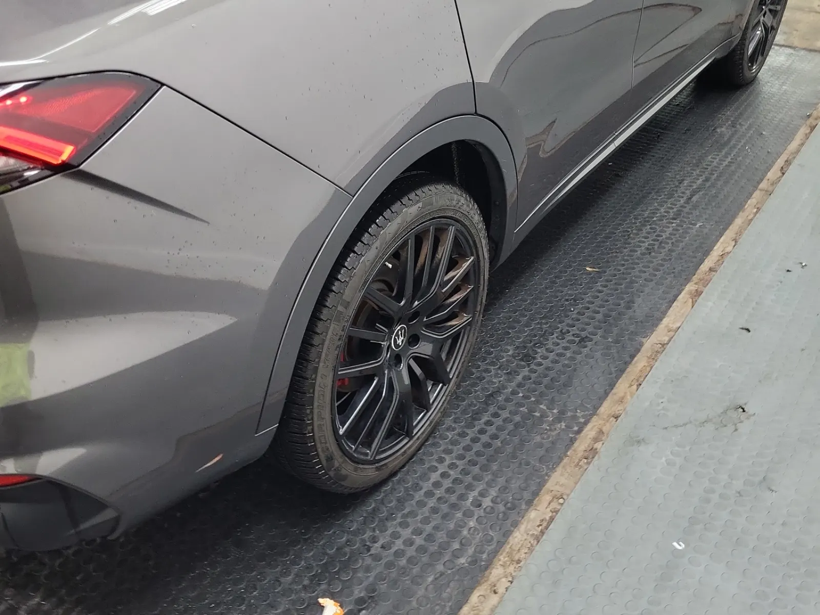 Right Rear Wheel/Tire Photo