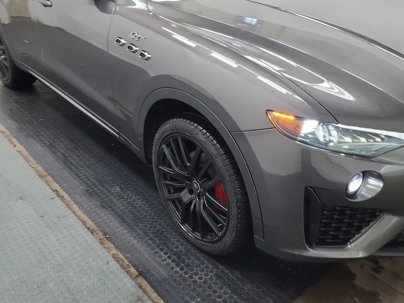 Right Front Wheel/Tire Photo
