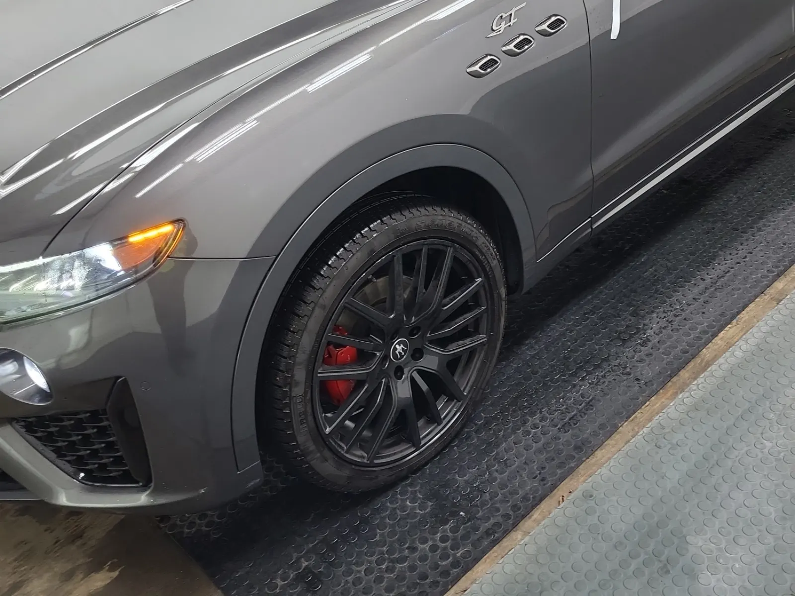 Front driver wheel/tire photo