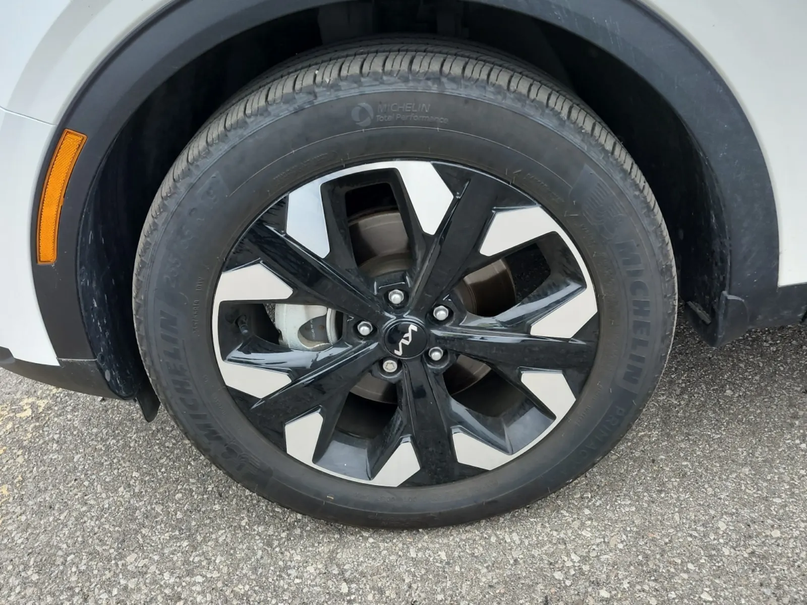 Front driver wheel/tire photo
