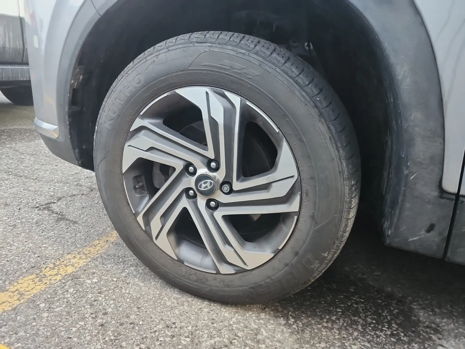 Front driver wheel/tire photo