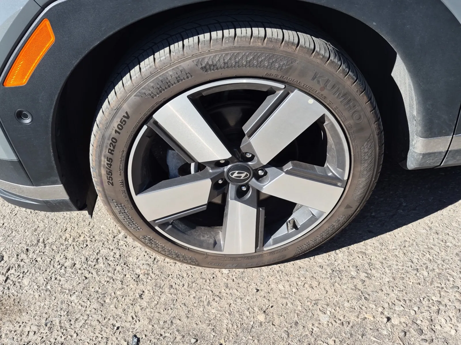 Front driver wheel/tire photo