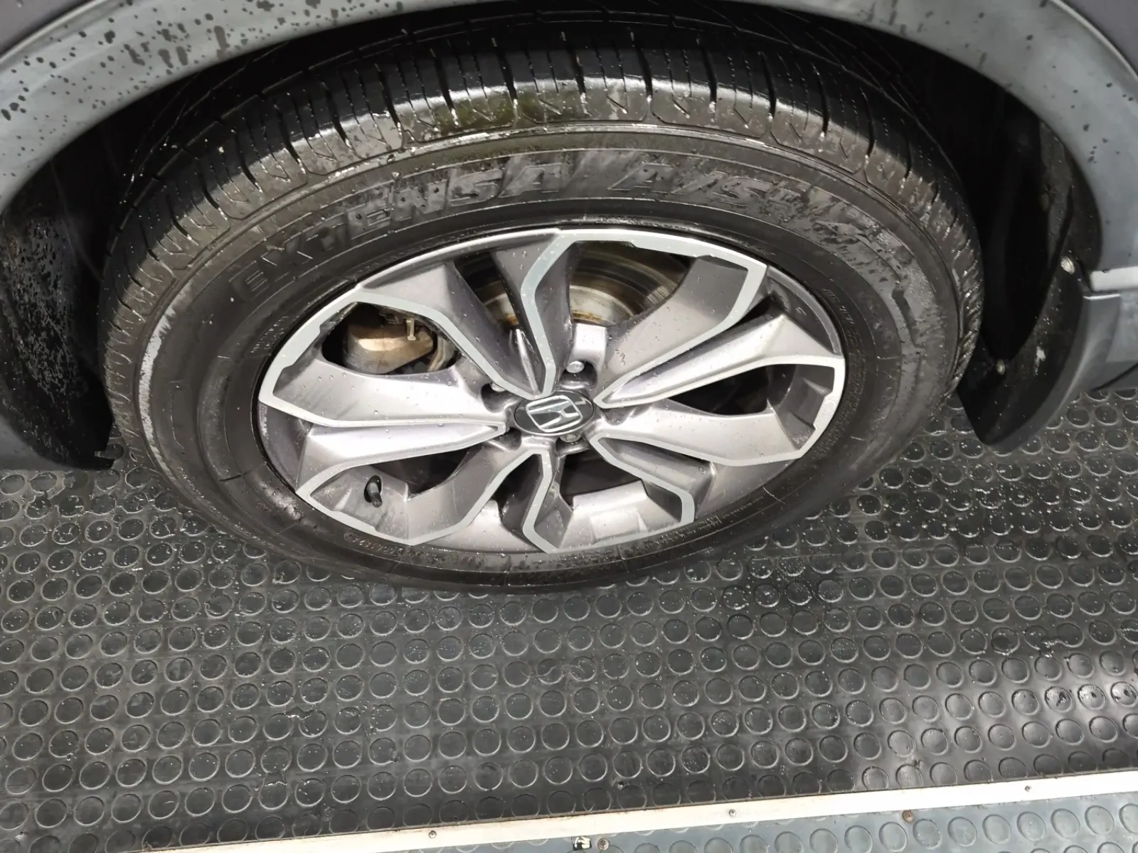 Front driver wheel/tire photo
