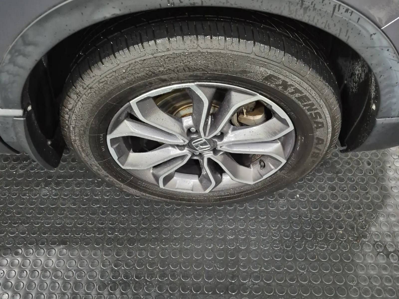 Right Front Wheel/Tire Photo
