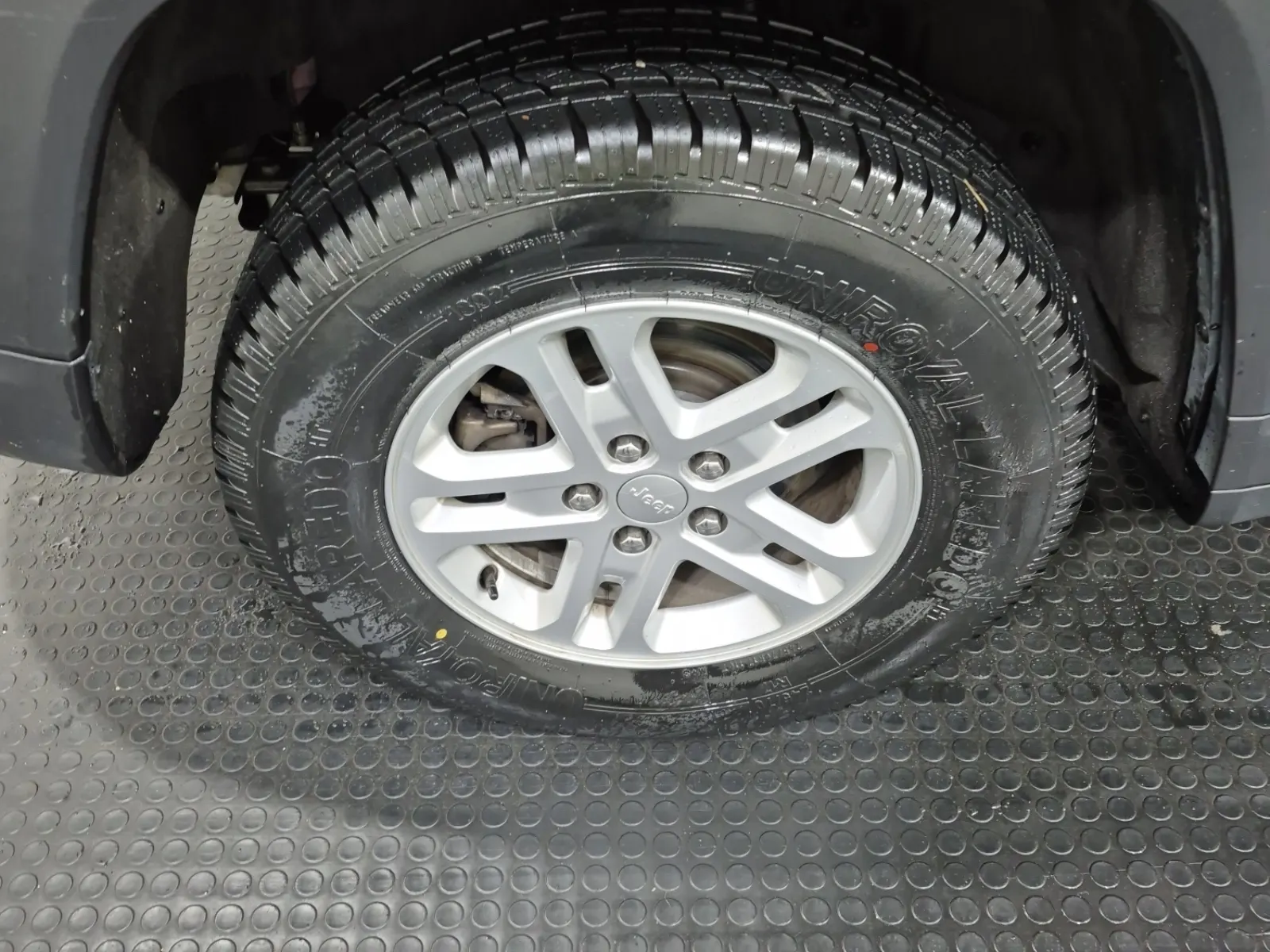 Right Rear Wheel/Tire Photo