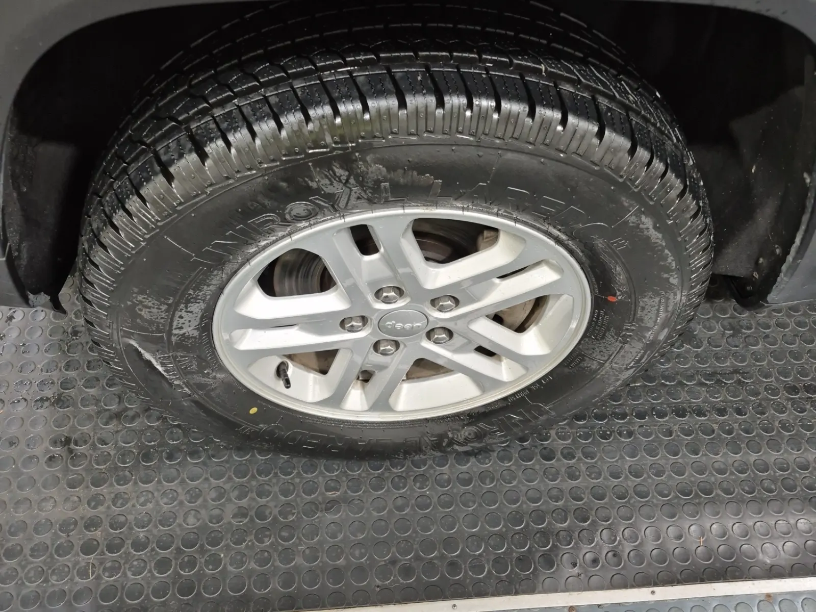 Front driver wheel/tire photo