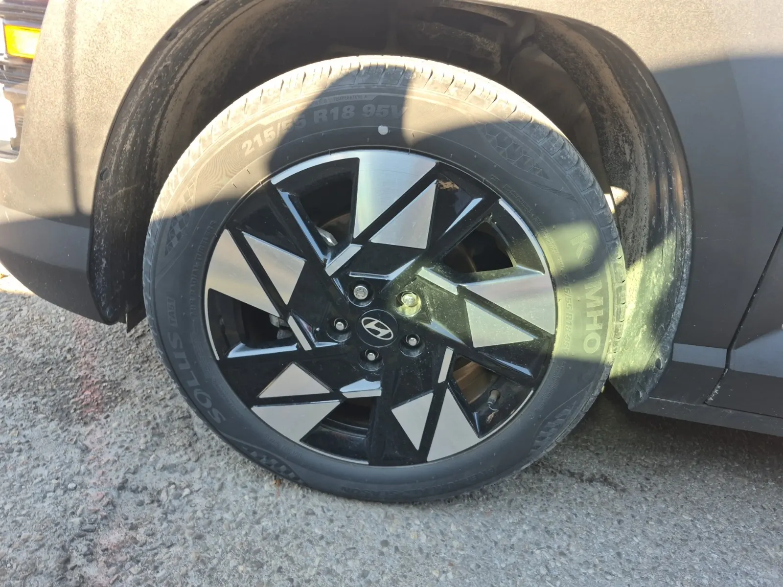 Front driver wheel/tire photo