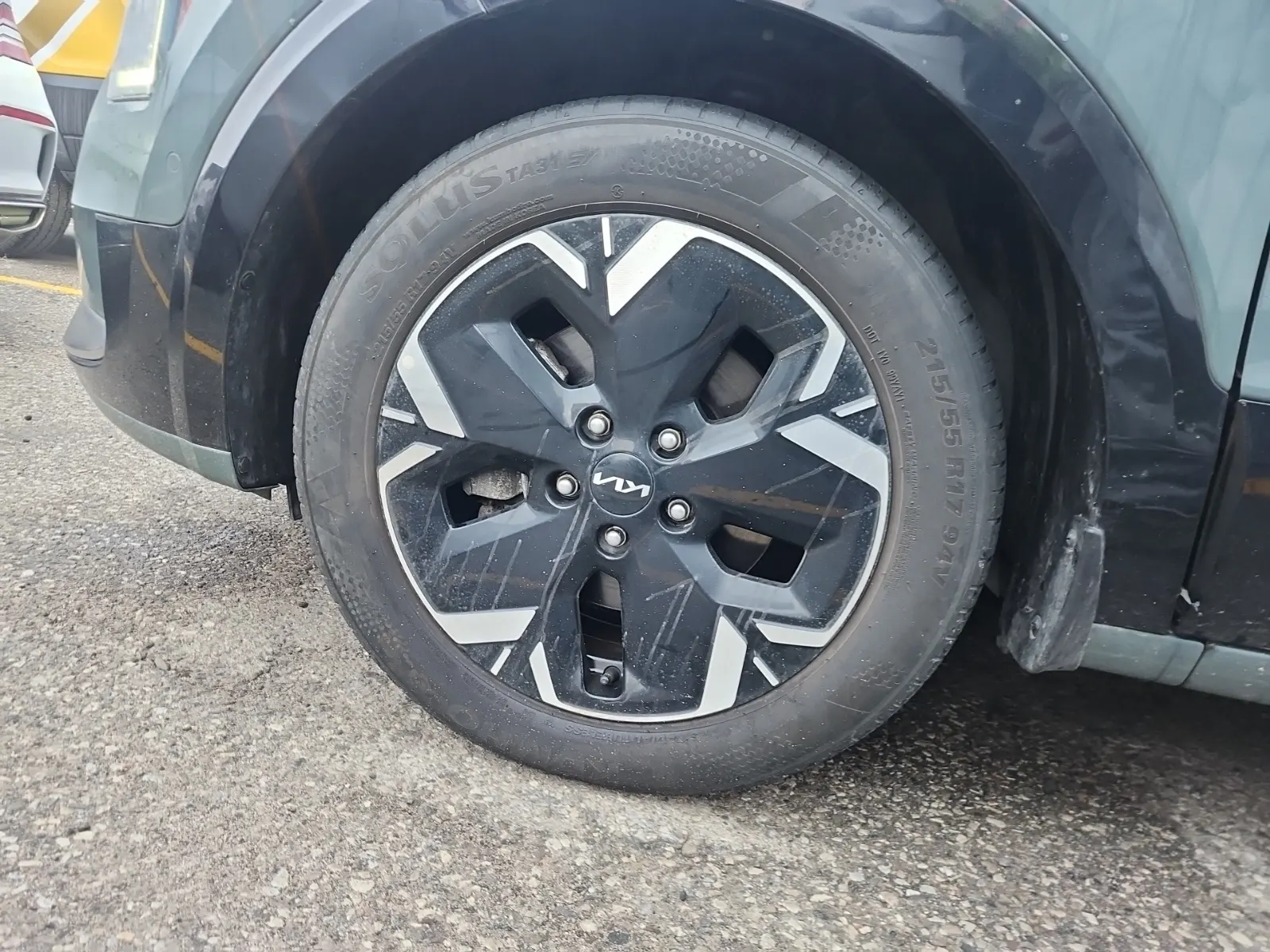 Front driver wheel/tire photo