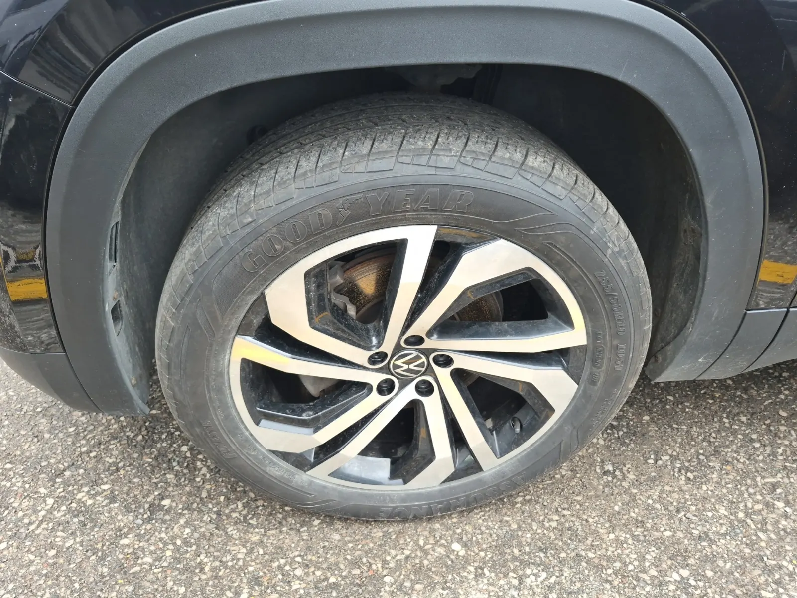 Front driver wheel/tire photo