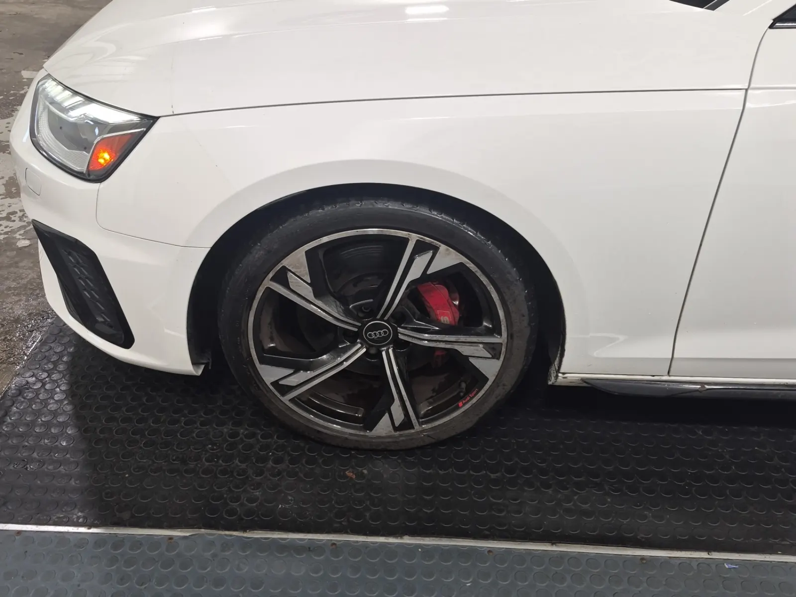 Front driver wheel/tire photo