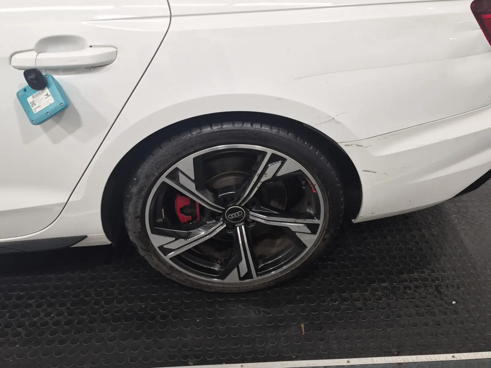 Left Rear Wheel/Tire Photo