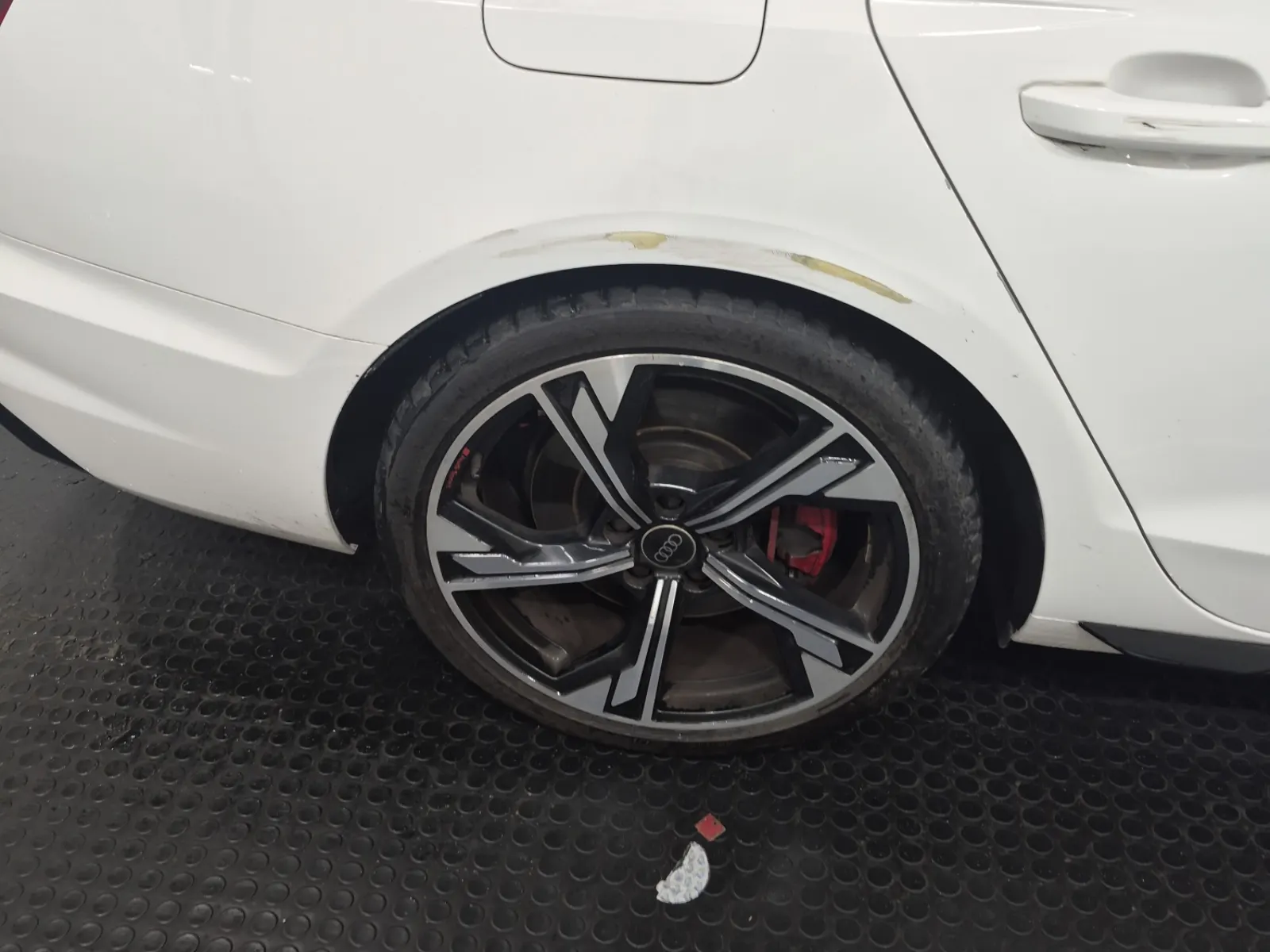 Right Rear Wheel/Tire Photo