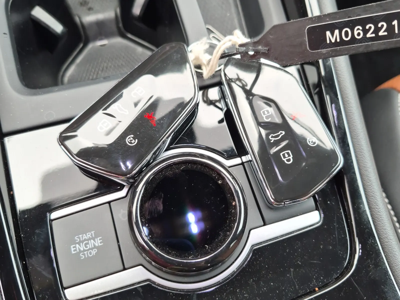 Keys/Fobs/Manual Photo