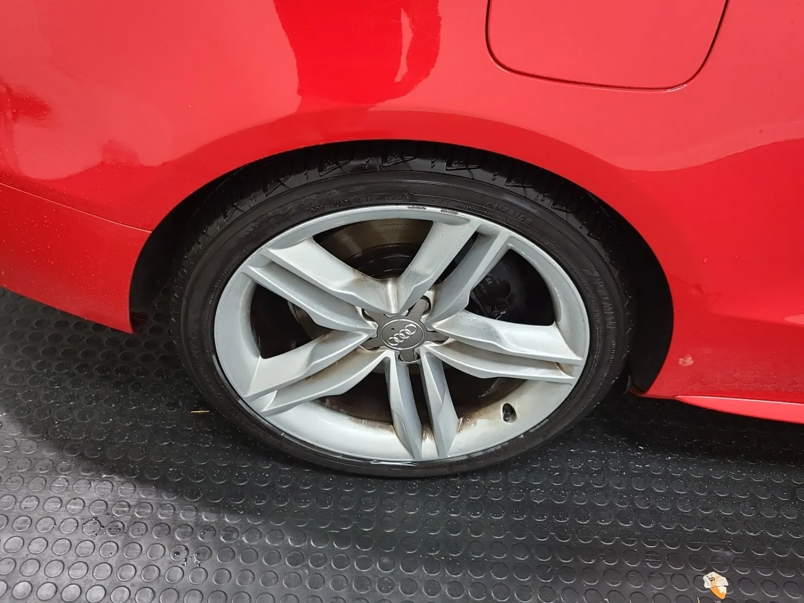 Right Rear Wheel/Tire Photo