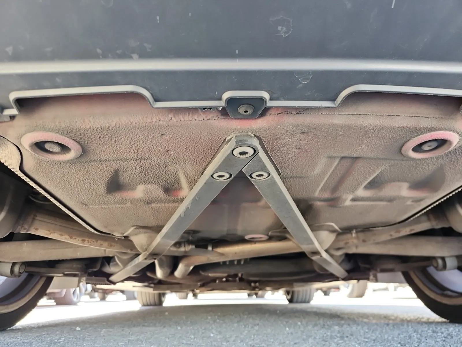 Undercarriage - Rear Photo