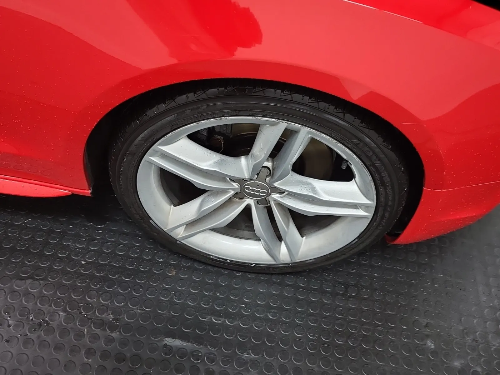 Right Front Wheel/Tire Photo