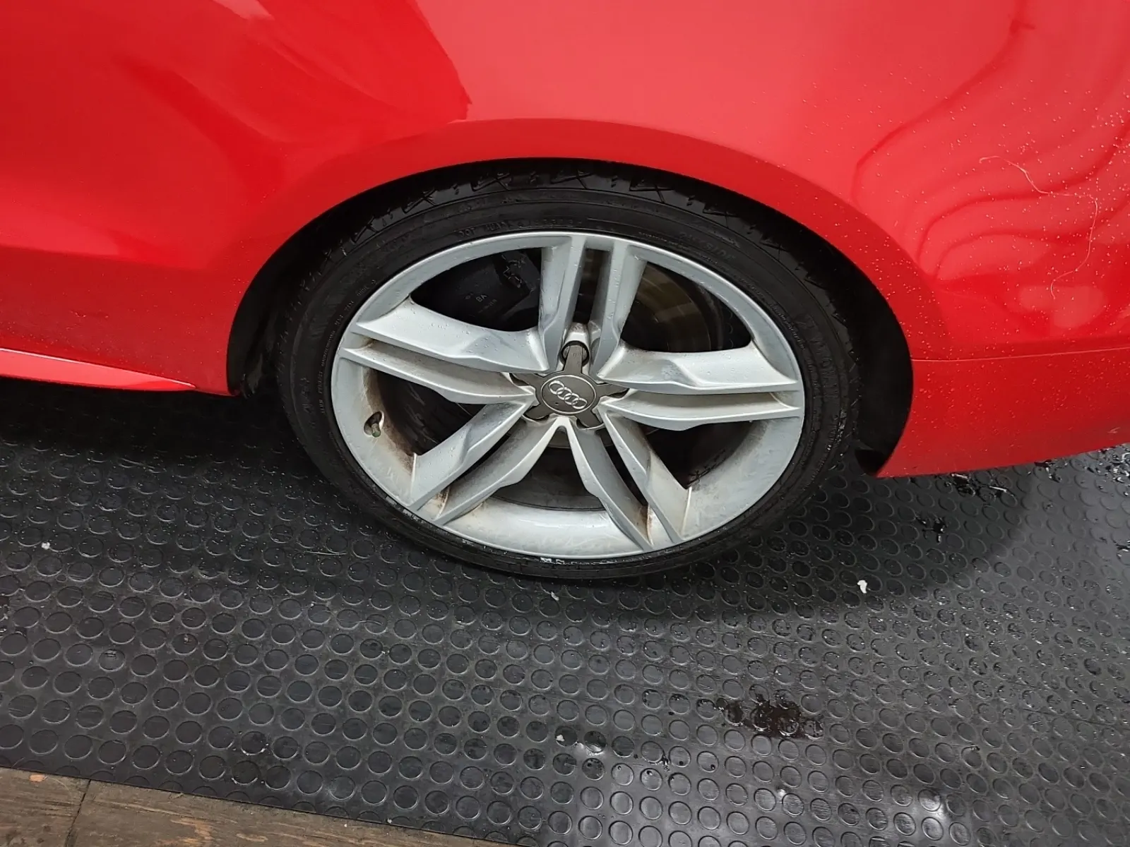 Left Rear Wheel/Tire Photo