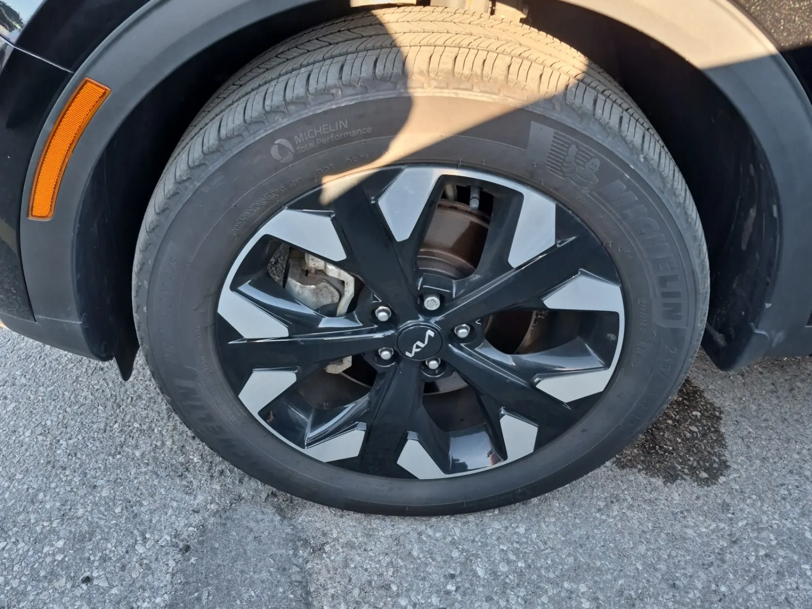 Front driver wheel/tire photo