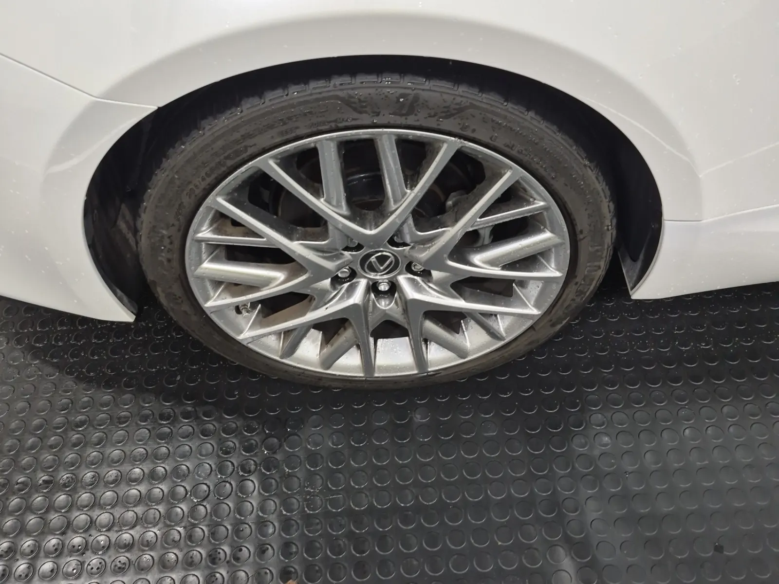 Right Rear Wheel/Tire Photo