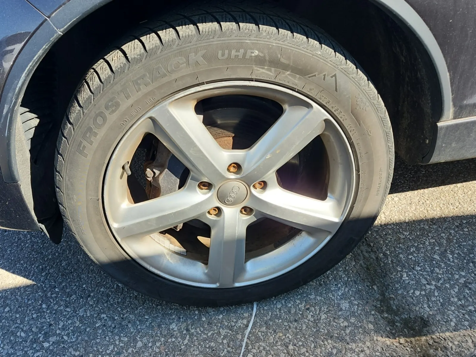 Front driver wheel/tire photo