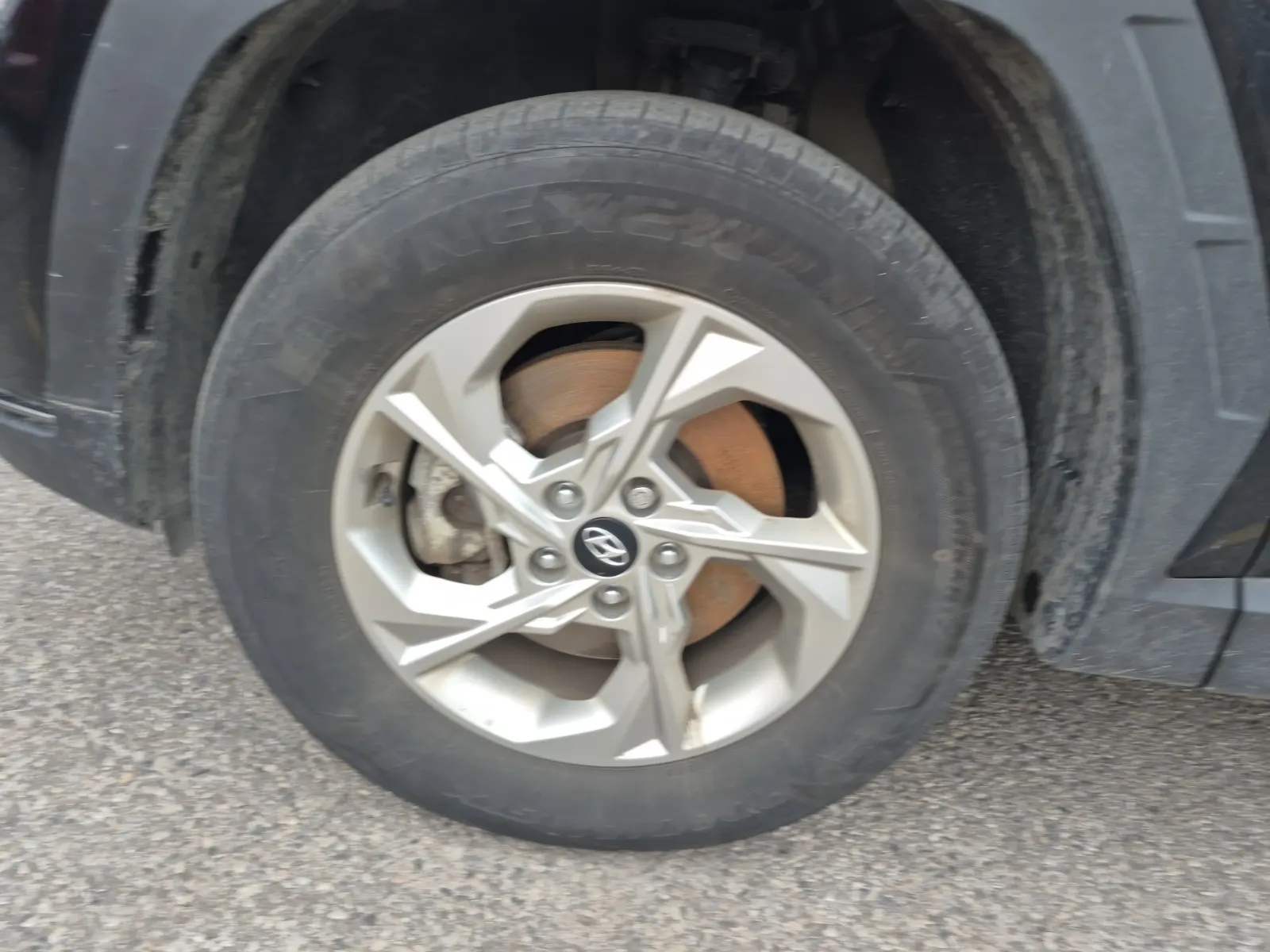 Front driver wheel/tire photo