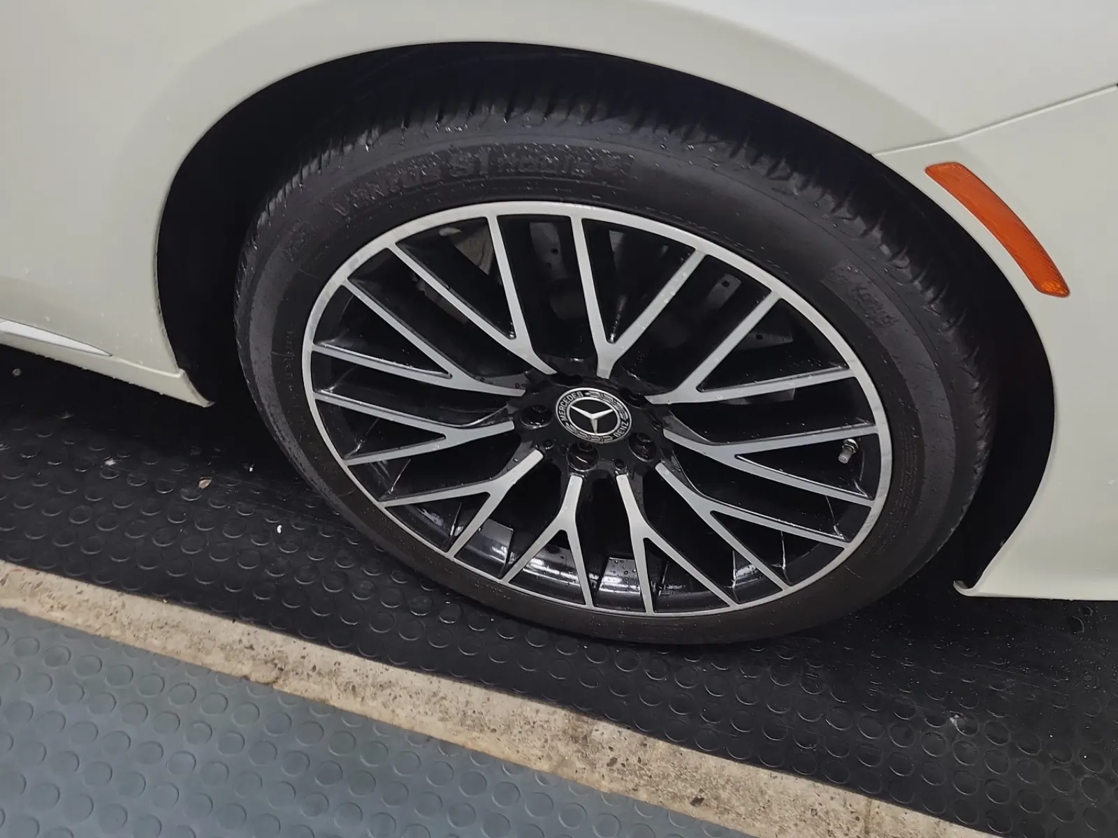 Right Front Wheel/Tire Photo