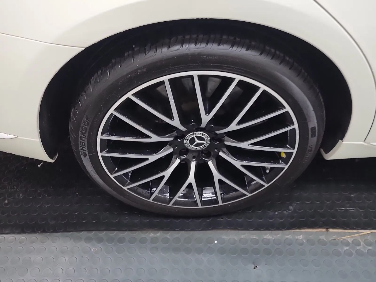 Right Rear Wheel/Tire Photo