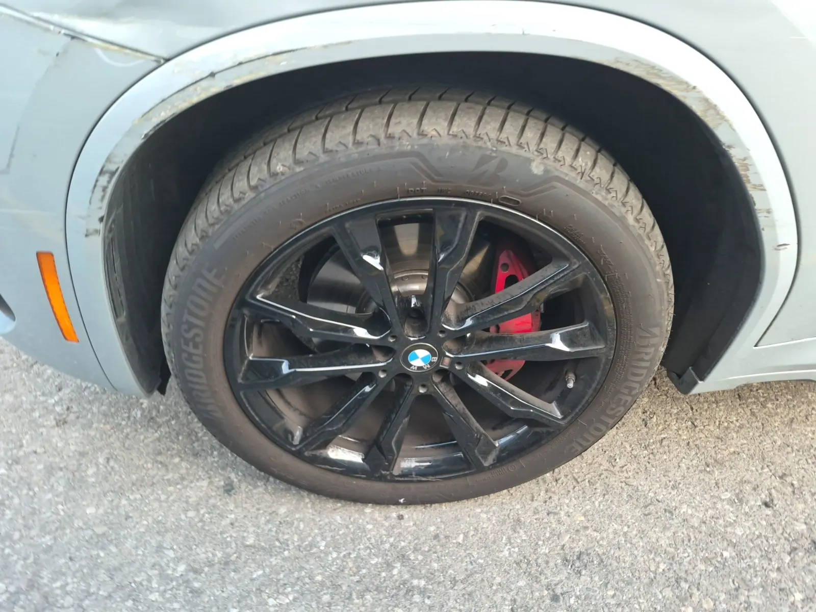 Front driver wheel/tire photo
