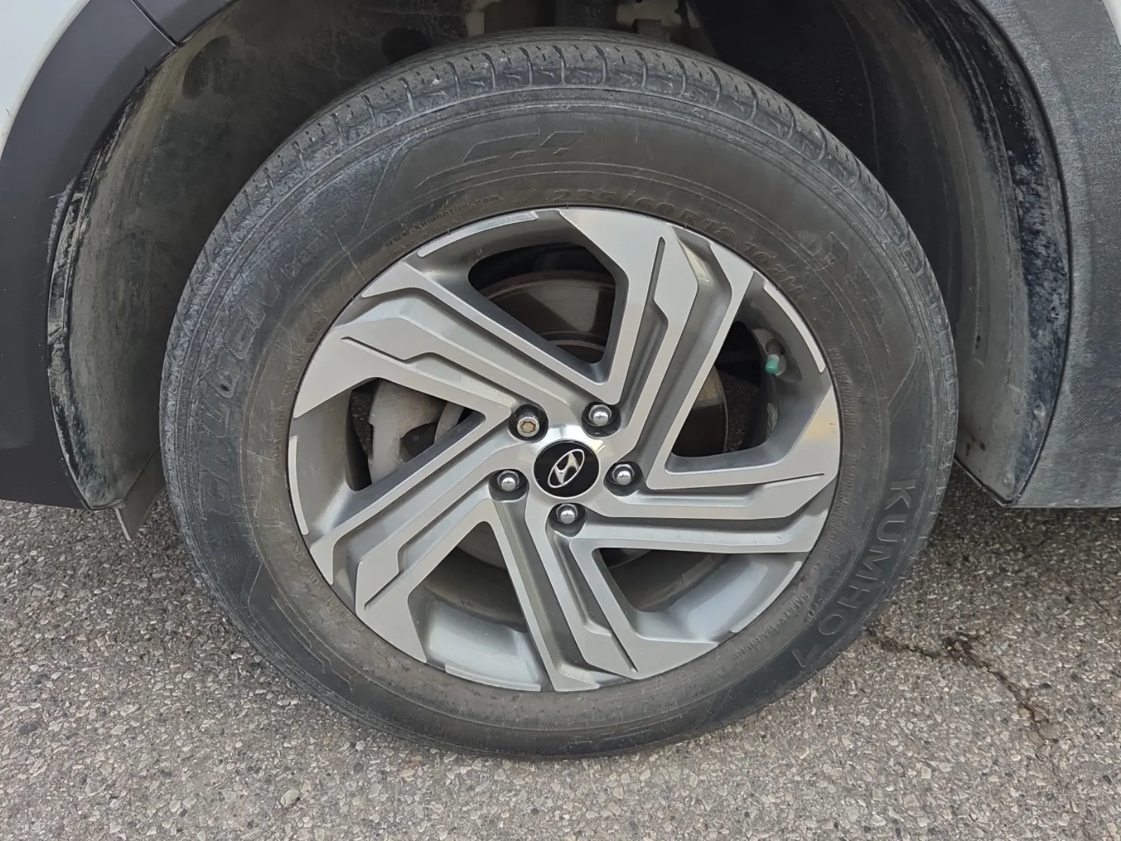 Front driver wheel/tire photo
