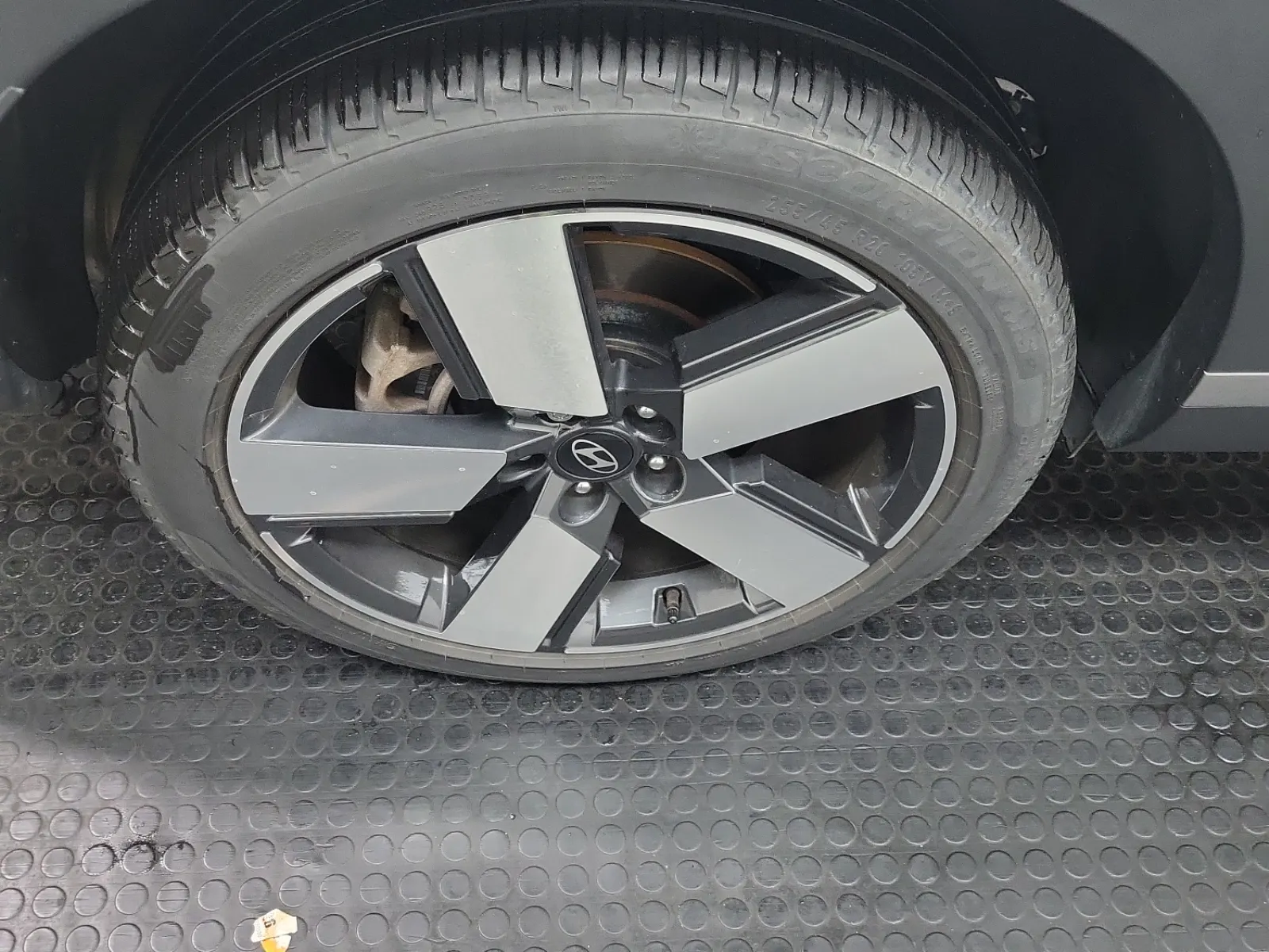 Right Rear Wheel/Tire Photo