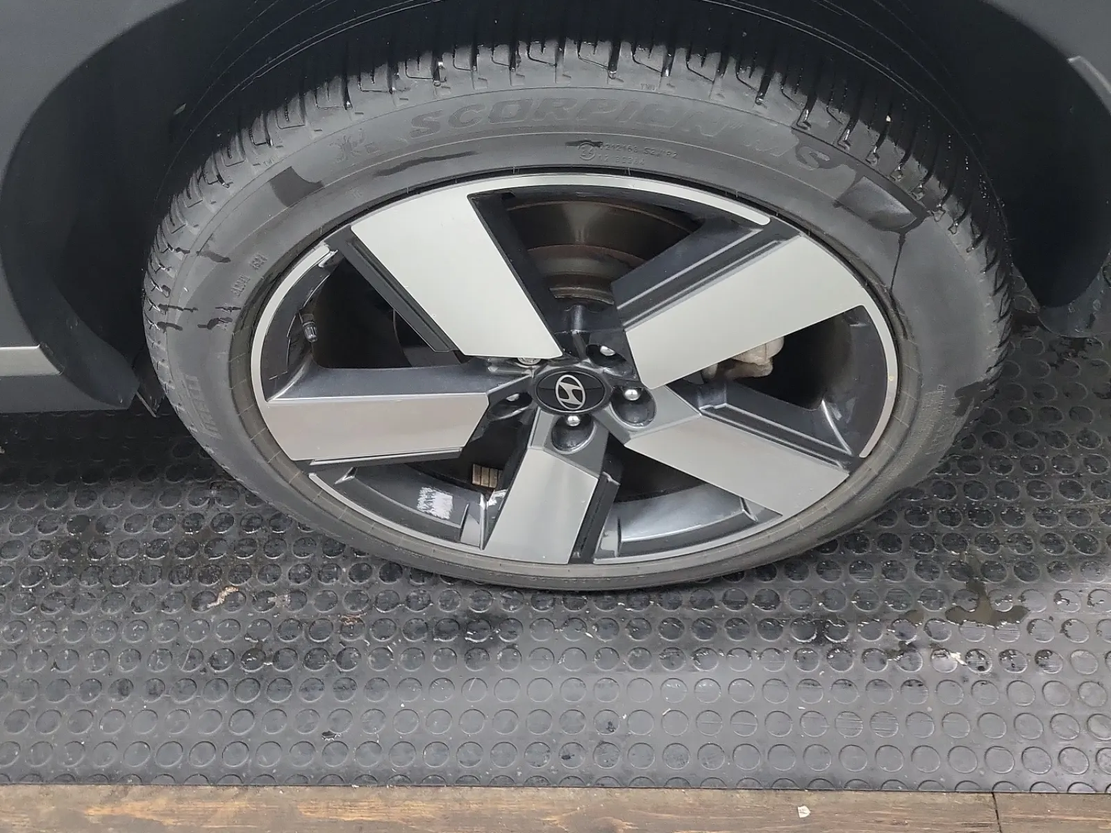 Left Rear Wheel/Tire Photo