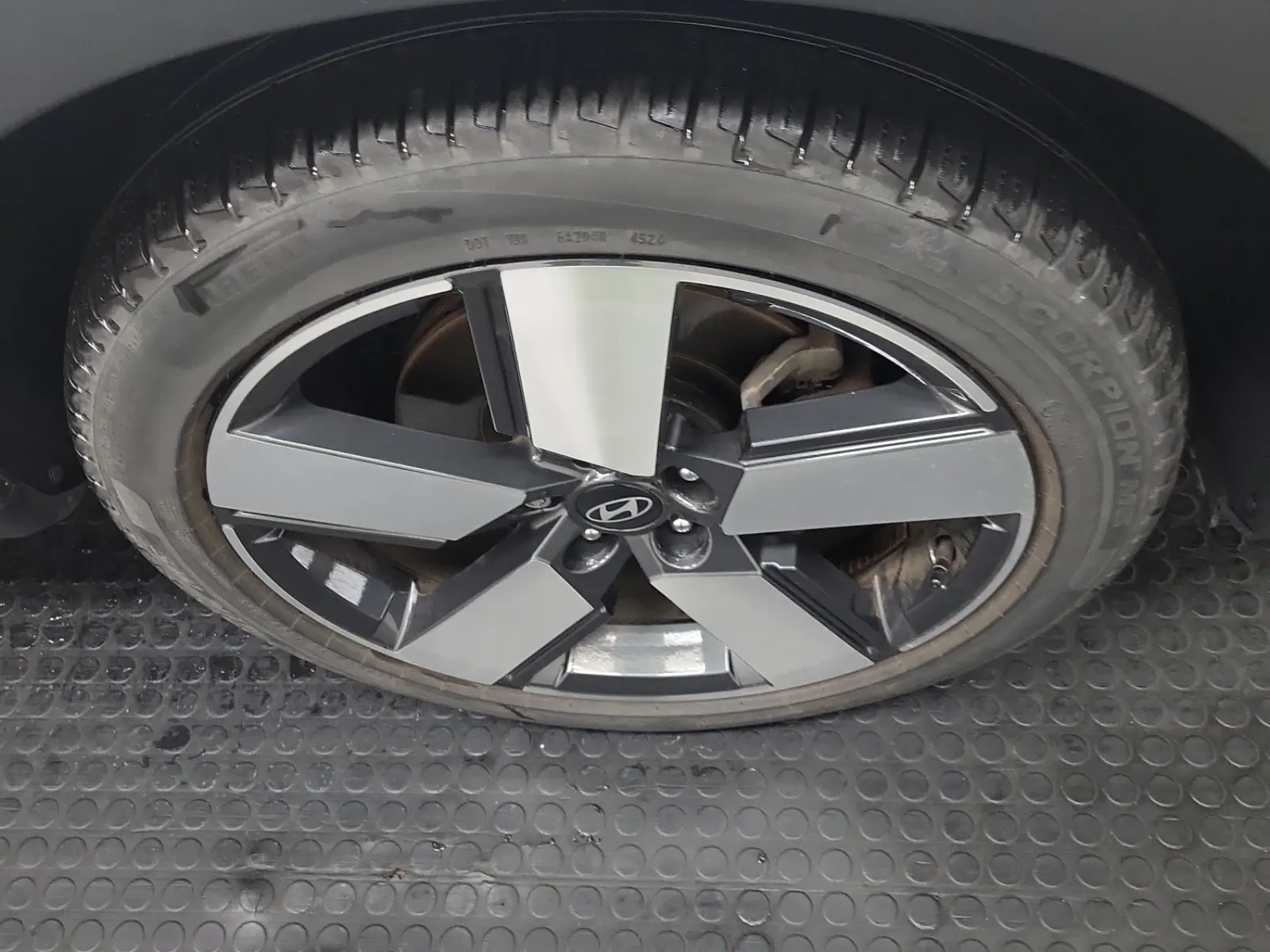 Right Front Wheel/Tire Photo