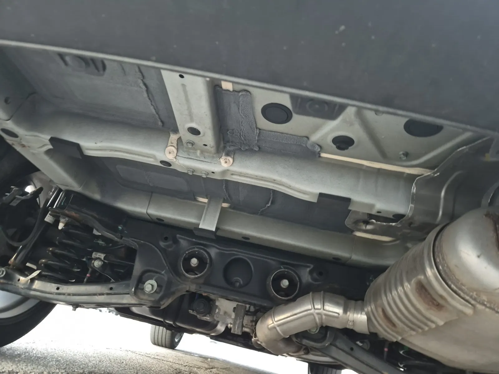 Undercarriage - Rear Photo