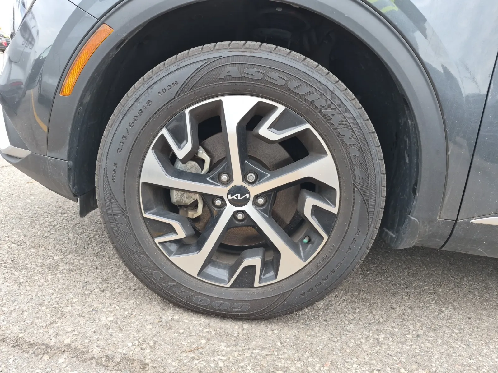 Front driver wheel/tire photo