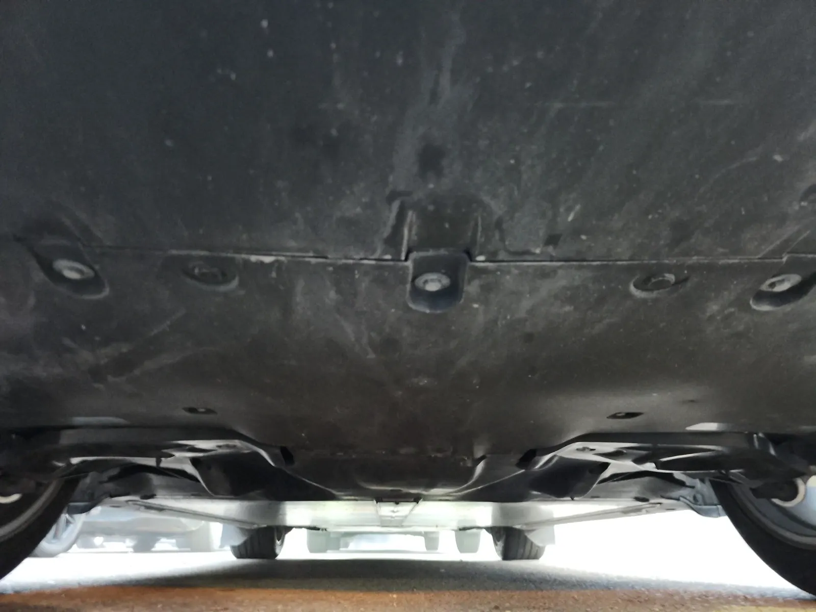Undercarriage - Rear Photo