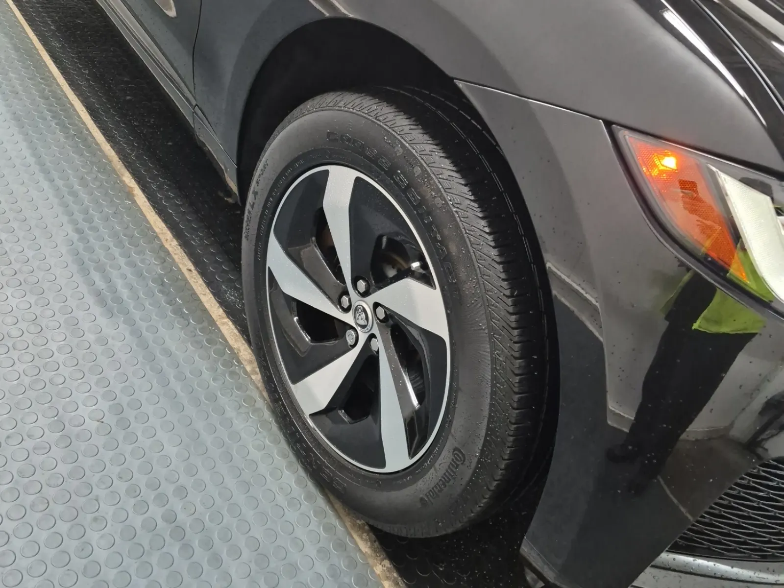 Right Front Wheel/Tire Photo