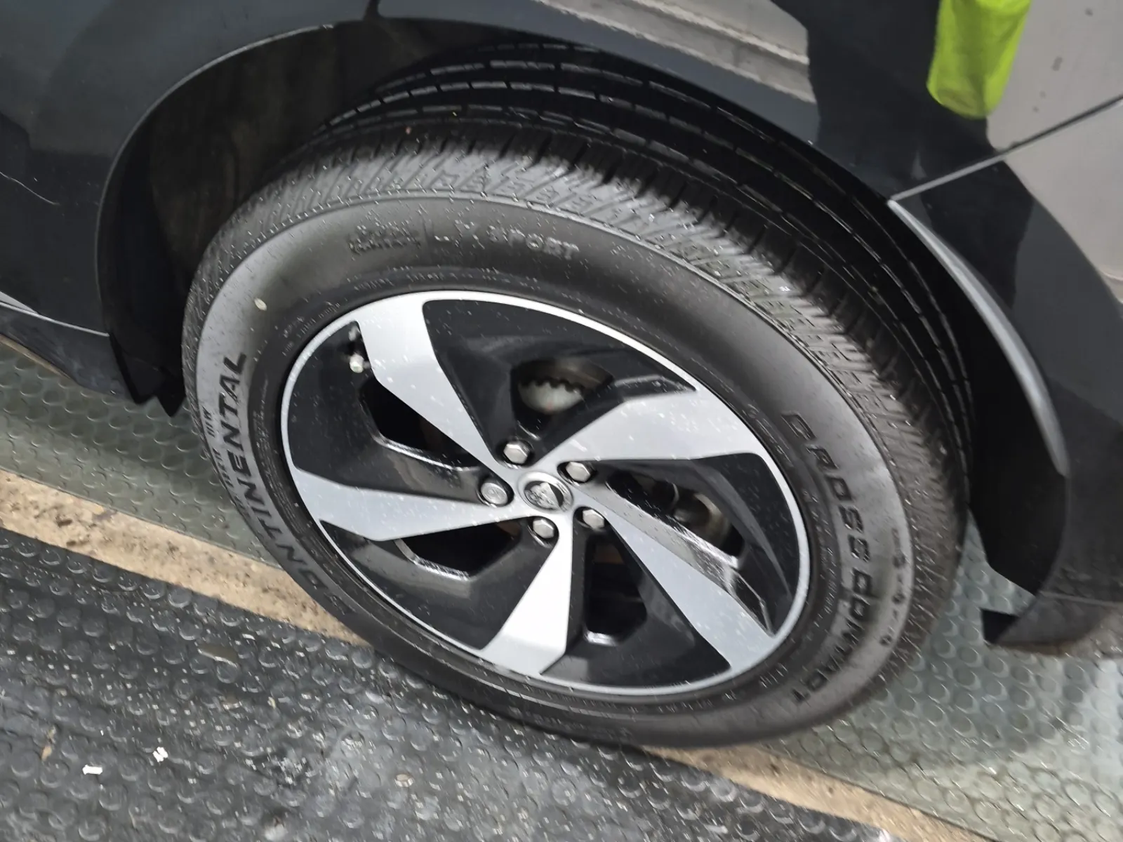 Left Rear Wheel/Tire Photo
