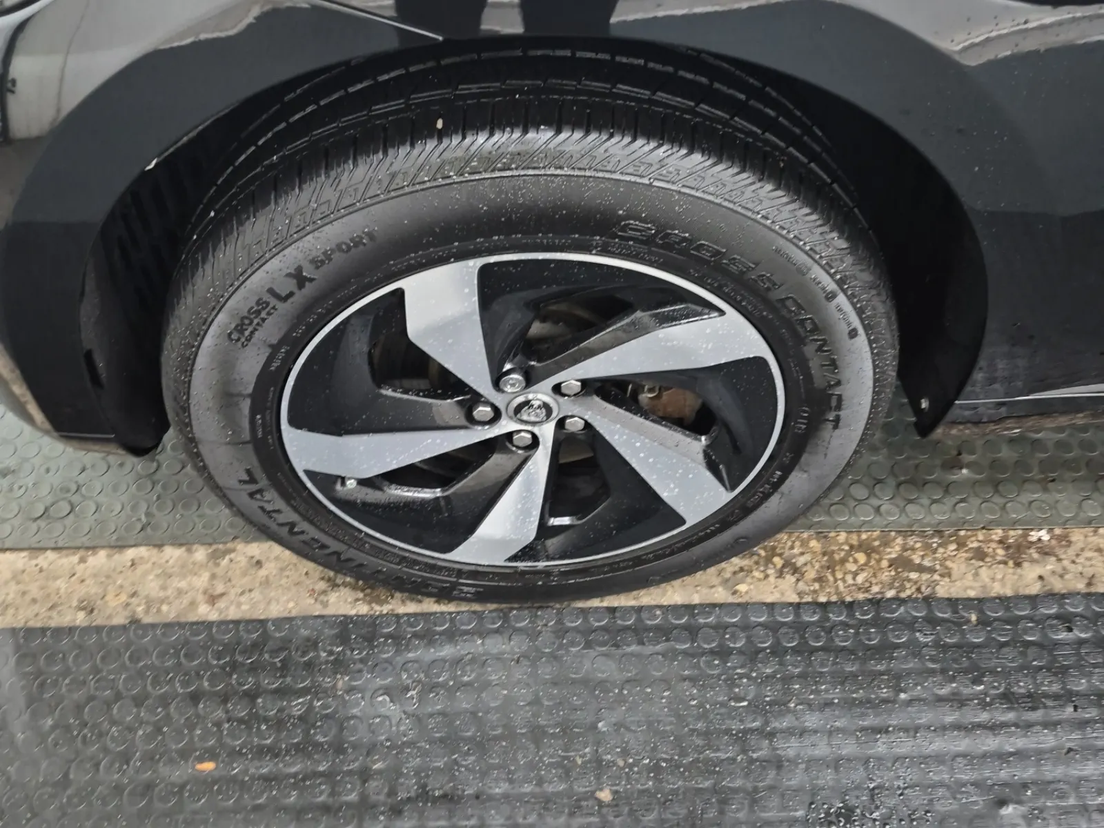 Front driver wheel/tire photo