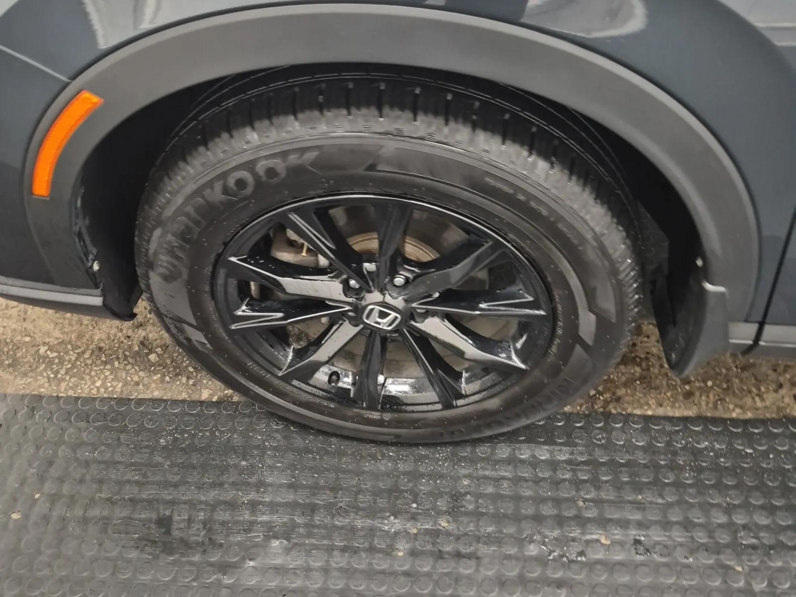 Front driver wheel/tire photo