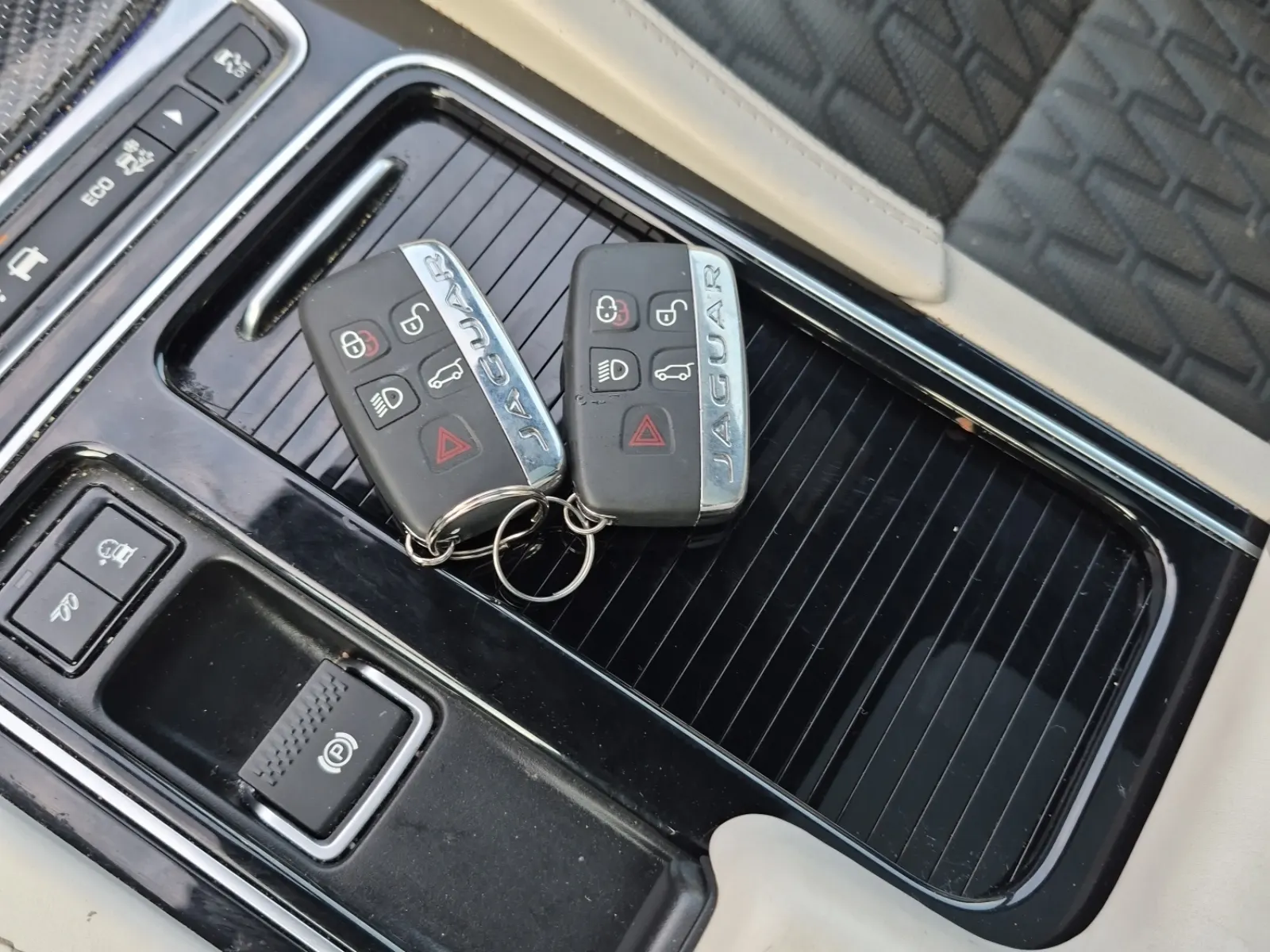 Keys/Fobs/Manual Photo