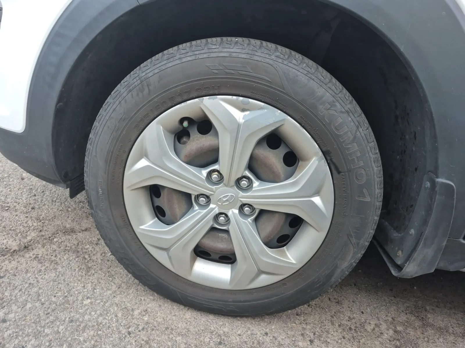 Front driver wheel/tire photo